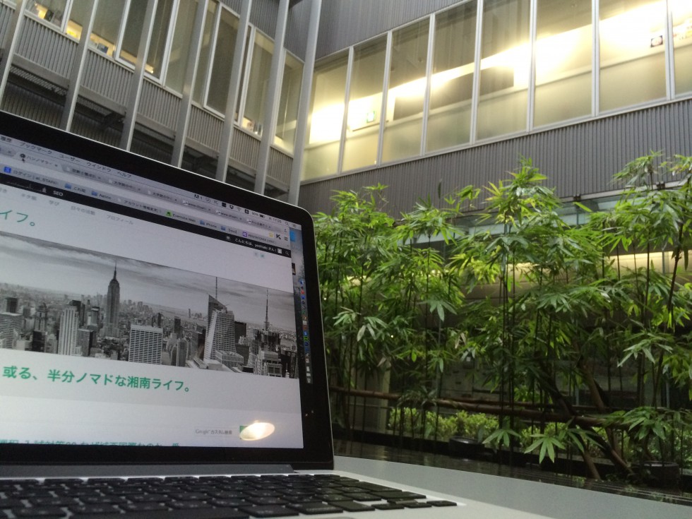 吹き抜けの中庭での自習